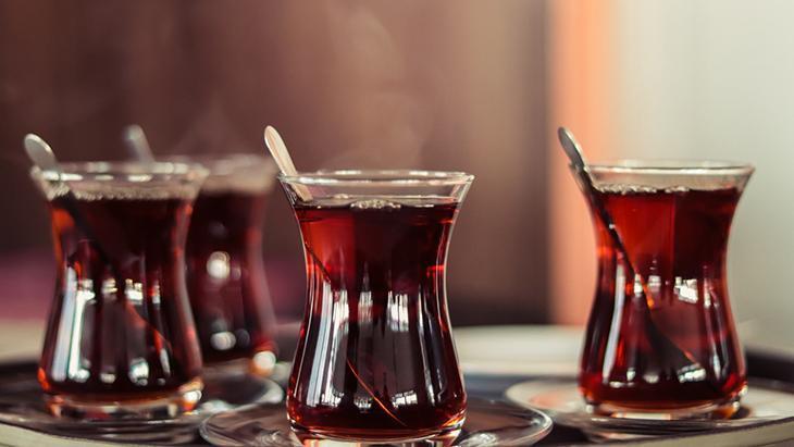 Sahte çay kendini nasıl ele verir? Demlikteki ve bardaktaki gizli ipuçları